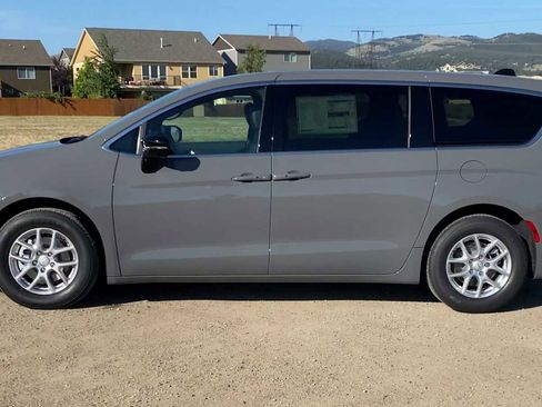 New 2025 Chrysler Pacifica Select image 5