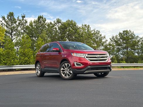 Used 2018 Ford Edge Titanium w/ Technology Package FWD image 2