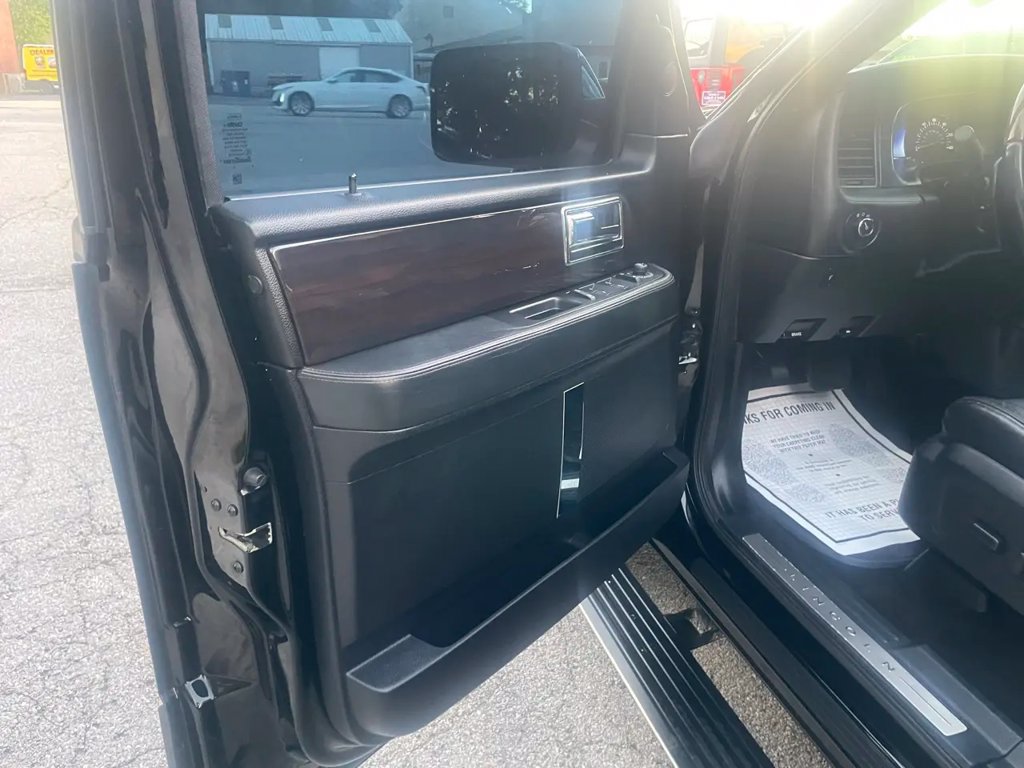 Used 2017 Lincoln Navigator Reserve AWD/4WD image 10