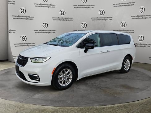 Used 2024 Chrysler Pacifica Touring-L image 1