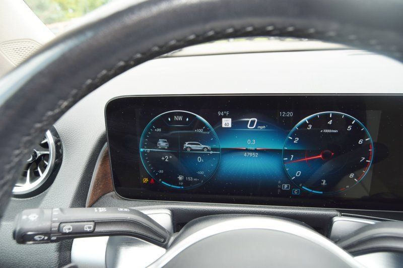 Used 2022 Mercedes-Benz GLB 250 4MATIC w/ Premium Package Lite image 17
