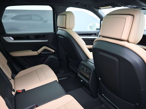 Certified 2026 Porsche Cayenne AWD/4WD image 7