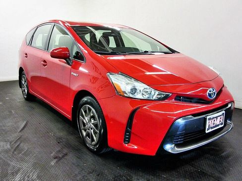 Used 2017 Toyota Prius V Three image 3