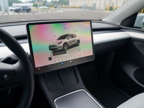 Used 2023 Tesla Model Y Long Range AWD/4WD image 13