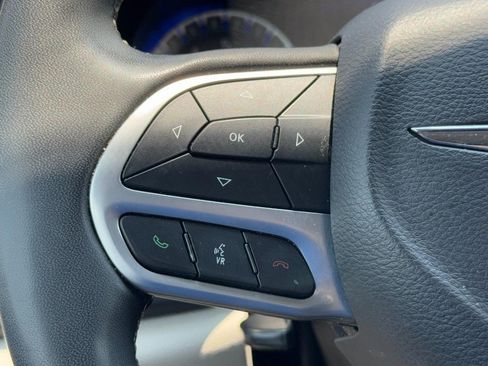 Used 2023 Chrysler Pacifica Touring-L FWD image 20