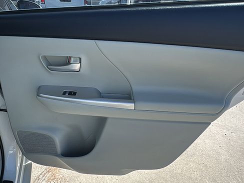 Used 2013 Toyota Prius V image 24