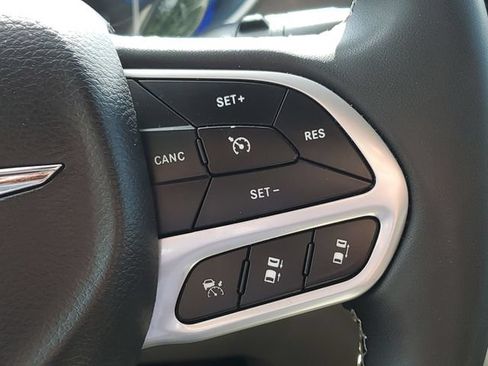 Used 2023 Chrysler Pacifica Touring-L FWD image 14