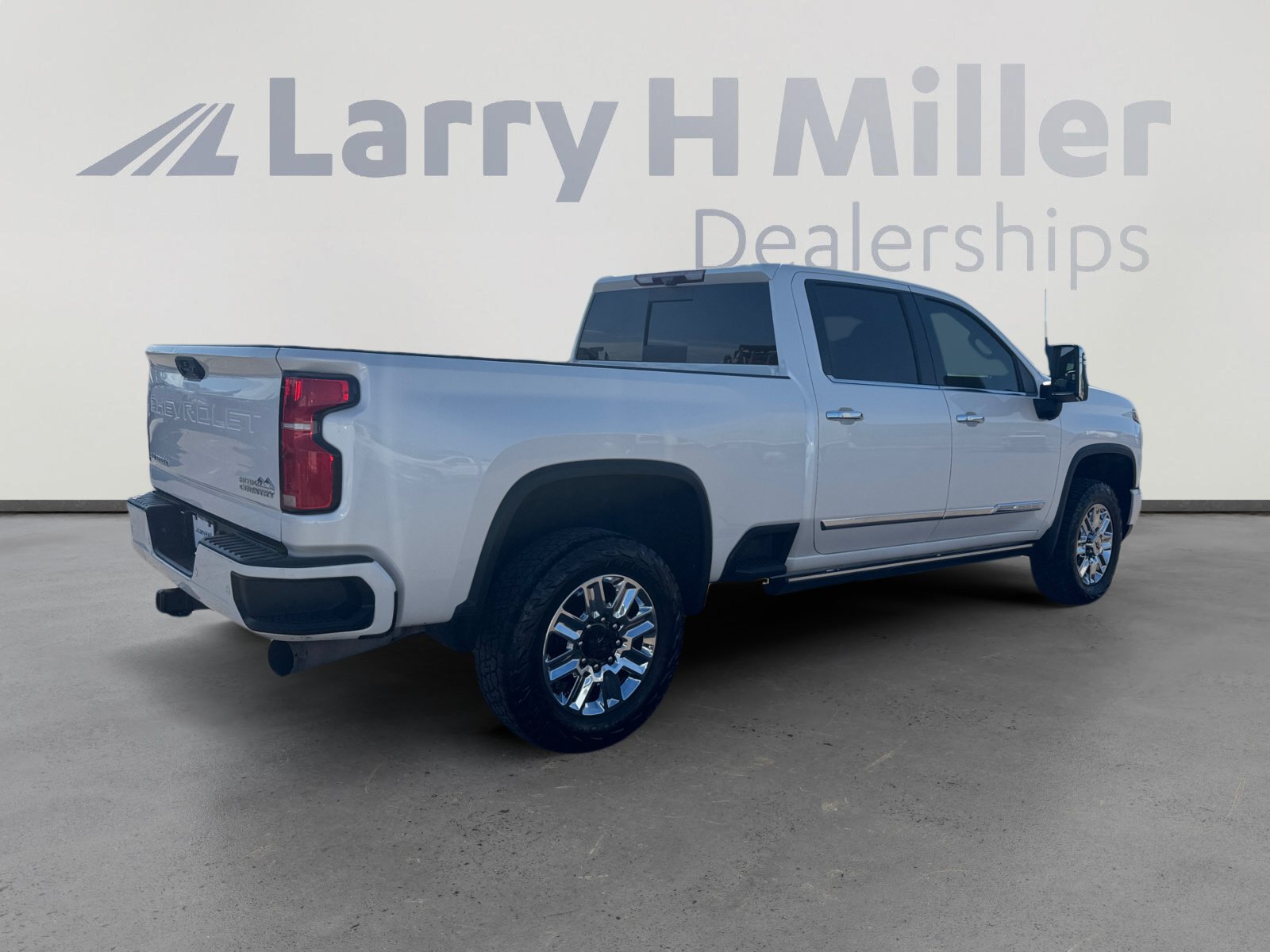 Used 2024 Chevrolet Silverado 2500 High Country w/ Technology Package AWD/4WD image 5
