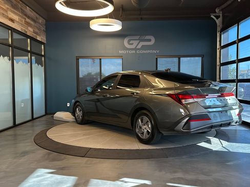Used 2024 Hyundai Elantra SE FWD image 5