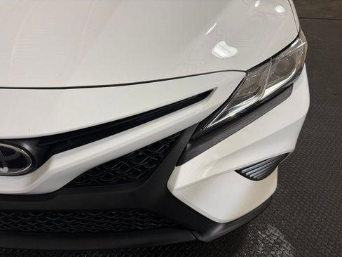 Used 2018 Toyota Camry SE image 5