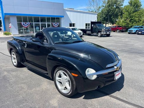 Used 2004 Chevrolet SSR w/ Preferred Equipment Group RWD image 22