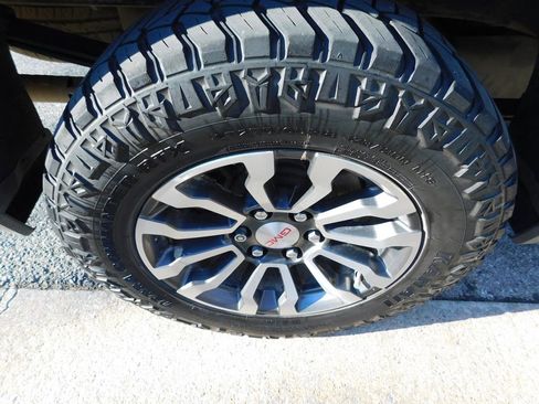 Used 2022 GMC Sierra 1500 AT4 w/ AT4 Premium Package image 9