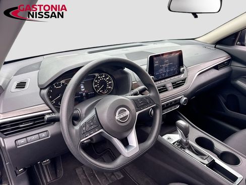 Used 2025 Nissan Altima 2.5 SV FWD image 11
