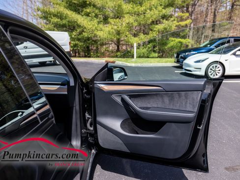 Used 2022 Tesla Model Y Long Range image 14