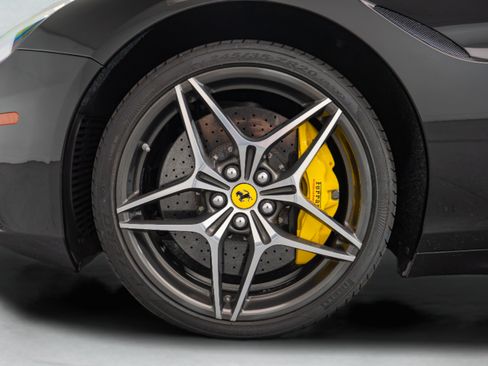 Used 2015 Ferrari California T RWD image 19