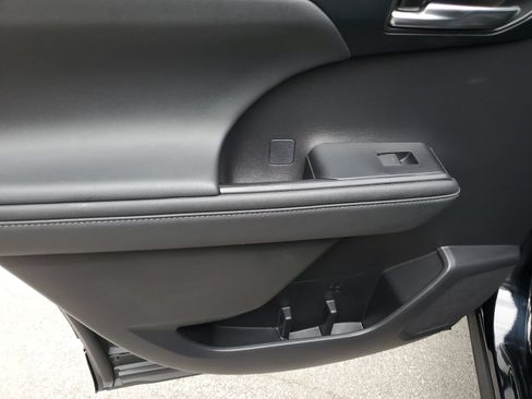 Used 2022 Toyota Highlander XLE AWD/4WD image 17