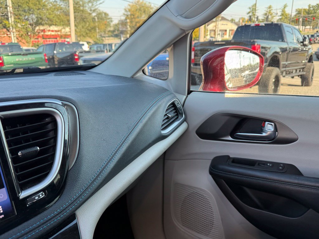 Used 2021 Chrysler Pacifica Touring-L FWD image 22