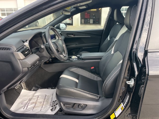 Used 2025 Toyota Camry SE FWD image 19