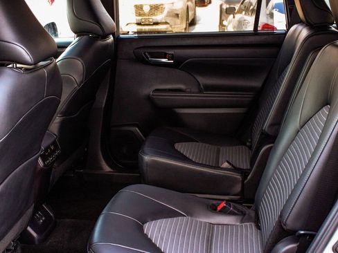 Used 2025 Toyota Highlander XSE AWD/4WD image 33