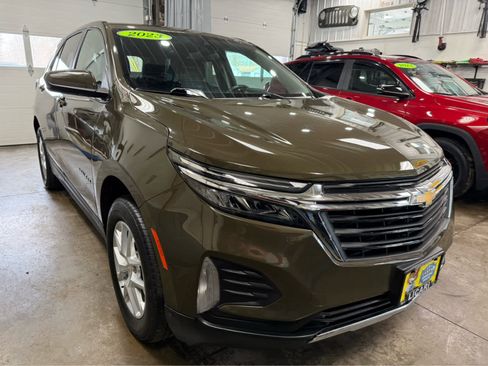 Used 2023 Chevrolet Equinox LT image 2