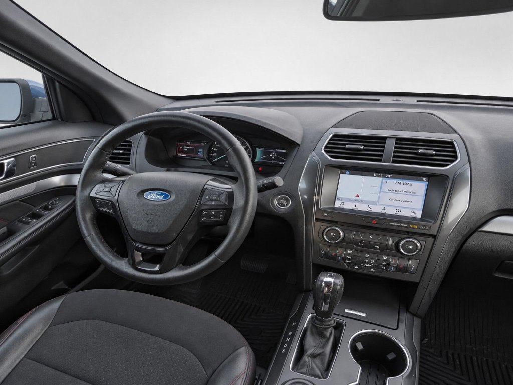 Used 2018 Ford Explorer XLT w/ XLT Appearance Package AWD/4WD image 24