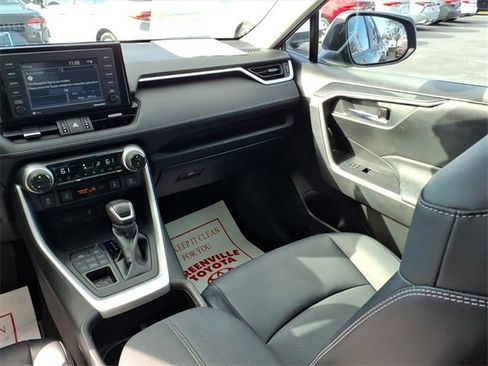 Used 2022 Toyota RAV4 XLE Premium image 11