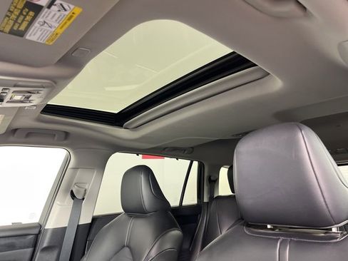 Certified 2023 Toyota Highlander XLE image 5