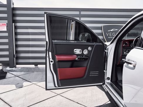 Used 2024 Rolls-Royce Phantom Sedan RWD image 42