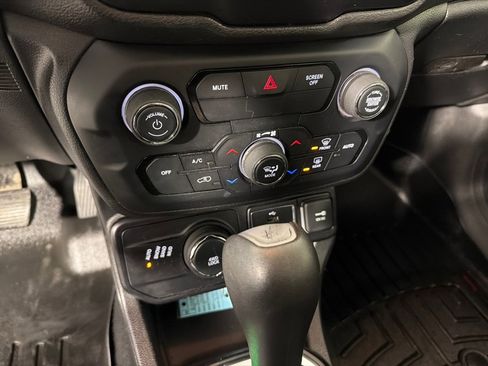 Used 2018 Jeep Renegade Altitude image 13