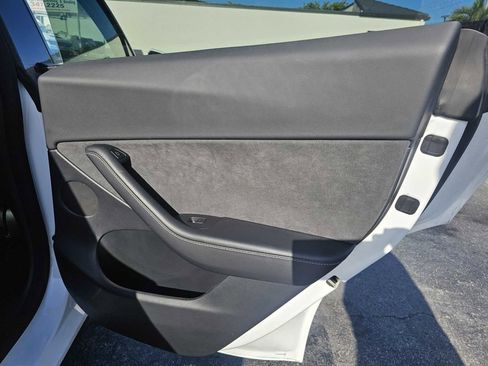 Used 2022 Tesla Model Y Long Range image 21