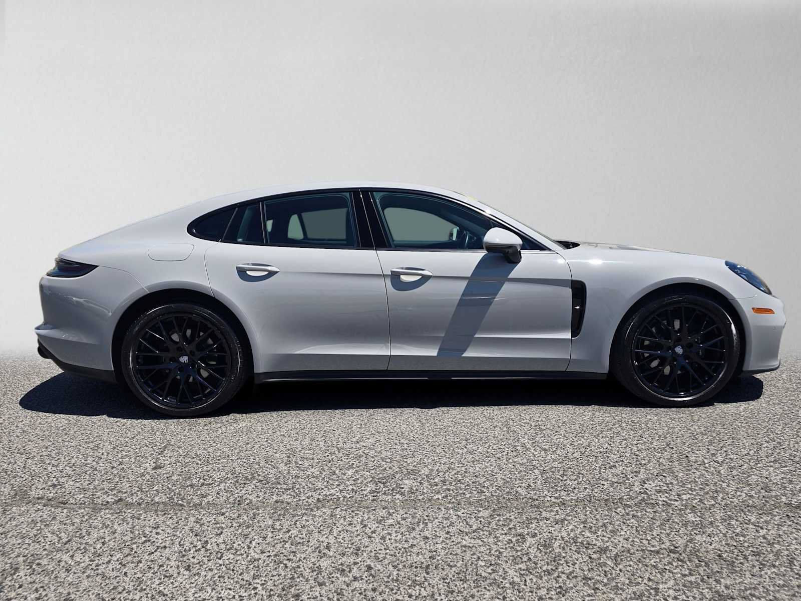 Used 2023 Porsche Panamera RWD image 2