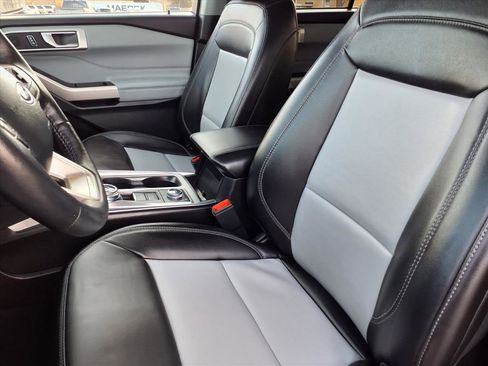 Used 2023 Ford Explorer XLT w/ Equipment Group 202A image 3