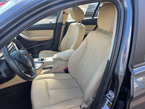 Used 2017 BMW 320i Sedan RWD image 4