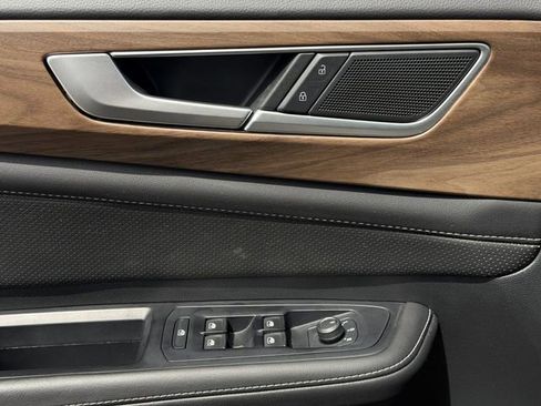 Used 2025 Volkswagen Atlas SE image 24