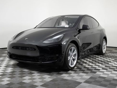 Used 2023 Tesla Model Y Long Range image 2