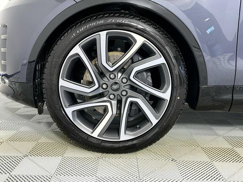Used 2025 Land Rover Discovery Dynamic SE AWD/4WD image 9