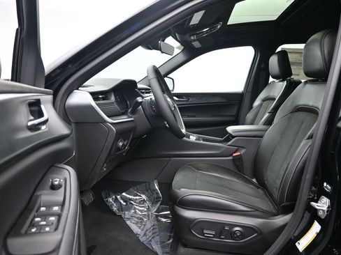 New 2025 Jeep Grand Cherokee Altitude image 21