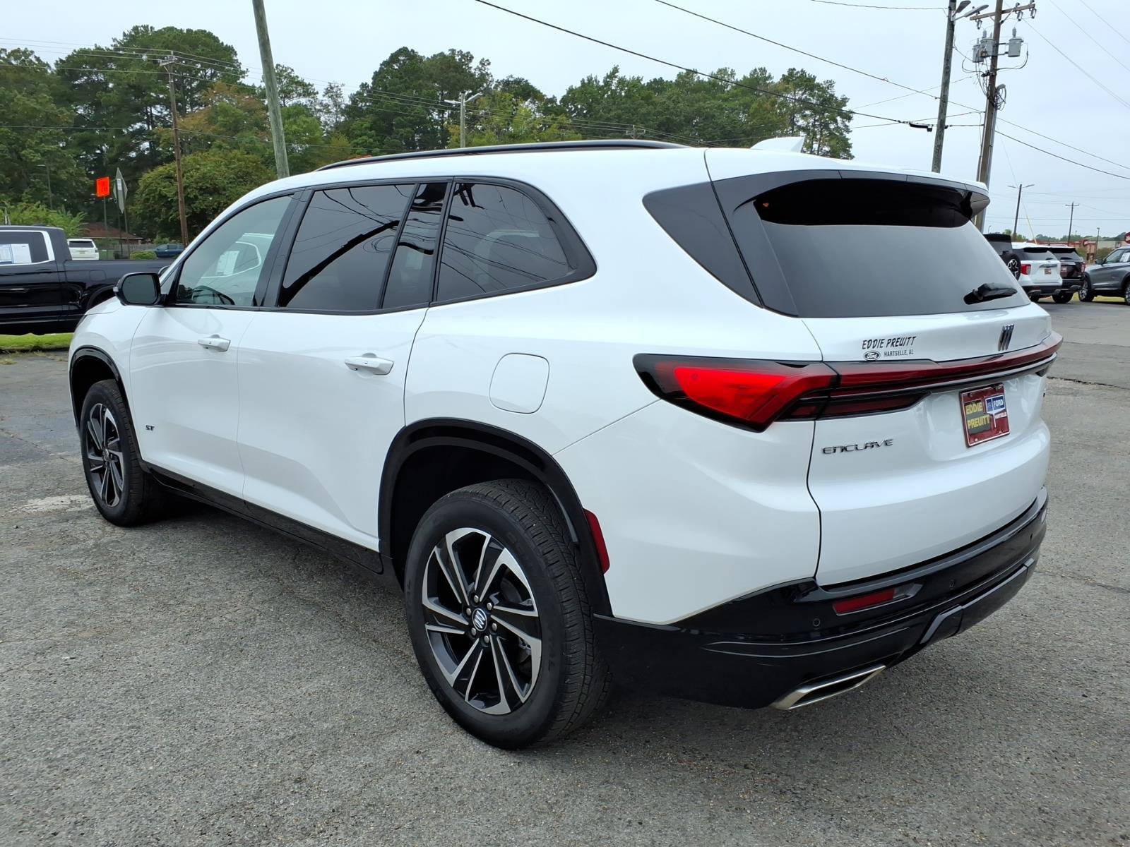 Used 2025 Buick Enclave Sport Touring FWD image 3