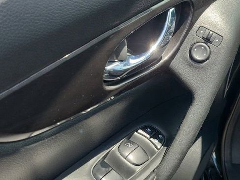 Used 2020 Nissan Rogue SV FWD image 22