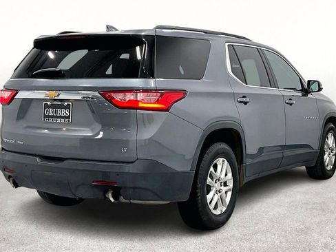 Used 2021 Chevrolet Traverse LT image 2