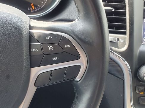Used 2019 Jeep Grand Cherokee Laredo AWD/4WD image 13