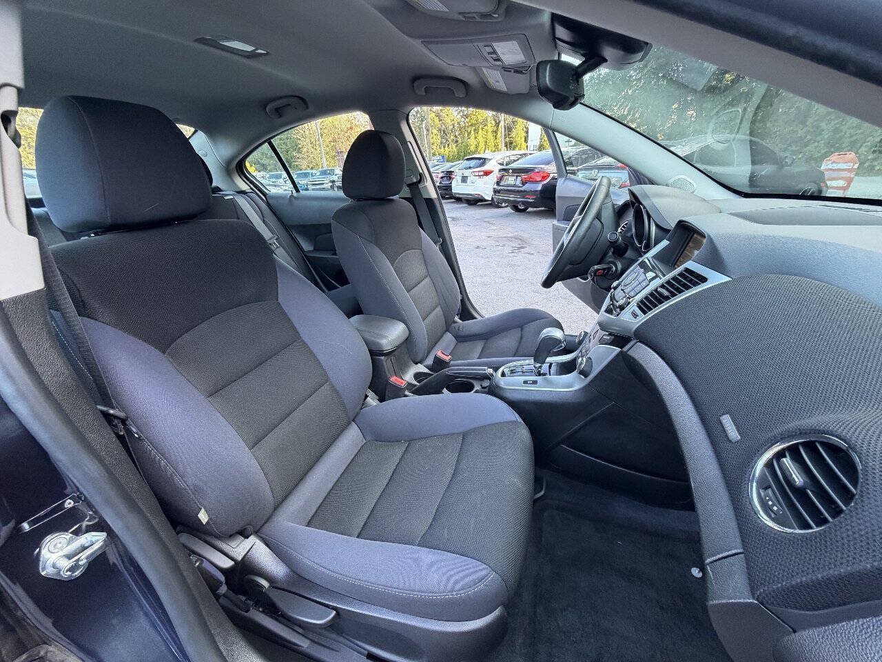Used 2016 Chevrolet Cruze LT w/ Technology Package FWD image 24