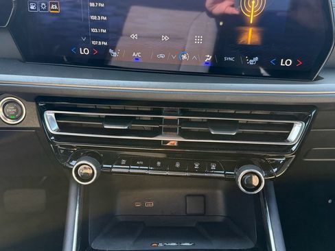 Used 2025 Chevrolet Traverse LT FWD image 17