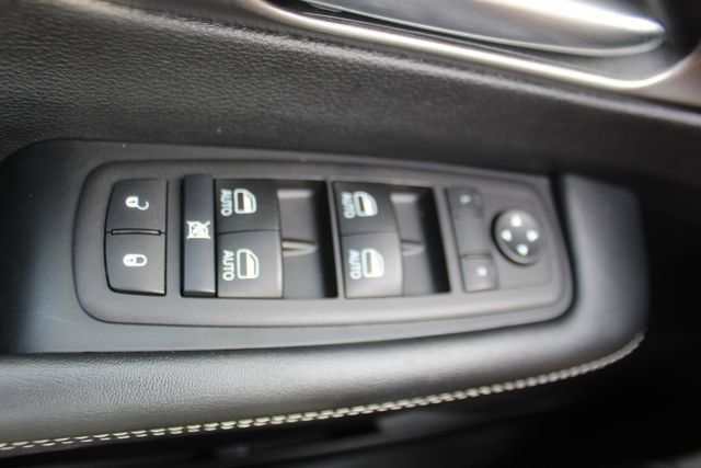 Used 2025 Chrysler Pacifica Select FWD image 11