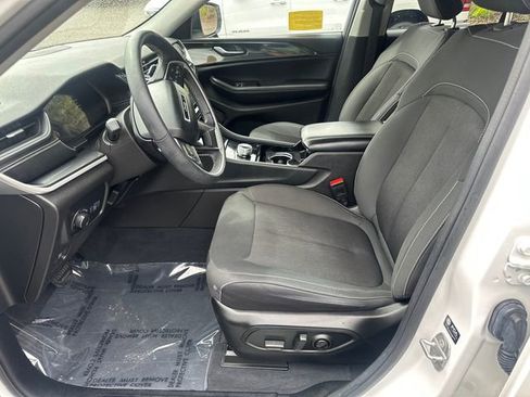 Used 2023 Jeep Grand Cherokee Laredo w/ Luxury Tech Group I AWD/4WD image 31