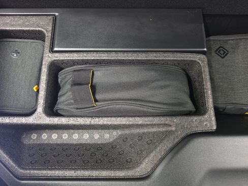 Used 2025 Rivian R1S Premium AWD/4WD image 34