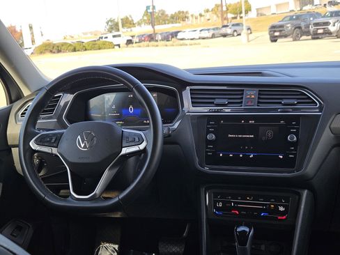 Used 2024 Volkswagen Tiguan SE image 25