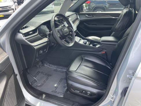 Used 2024 Jeep Grand Cherokee Limited w/ Luxury Tech Group II AWD/4WD image 12