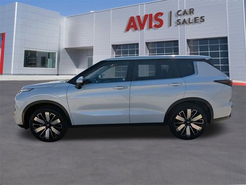 Used 2025 Mitsubishi Outlander SE image 10