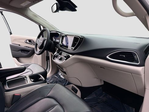 Used 2023 Chrysler Pacifica Touring-L FWD image 5